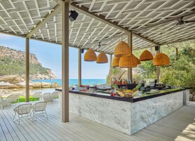 8 restaurants; lunch and dinner served