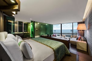 Ropa de cama de alta calidad y minibar con artículos gratuitos 