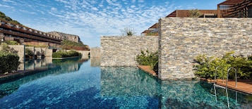 Una piscina techada, 3 piscinas al aire libre, sombrillas