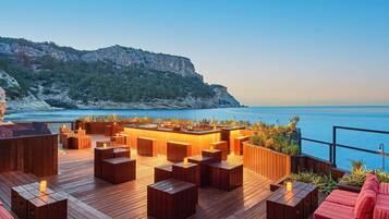 11 bars/lounges, poolside bar, beach bar