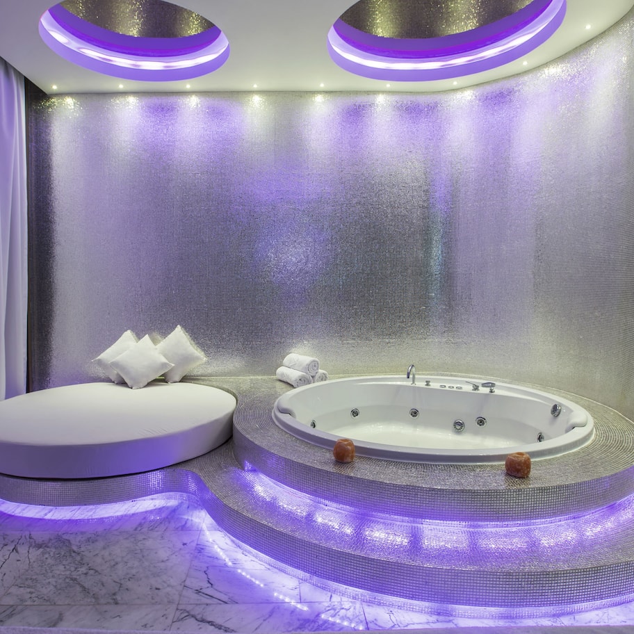 Indoor spa tub