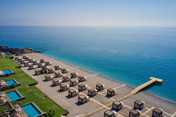 Playa privada, camastros, sombrillas y toallas de playa 
