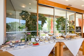 Daily buffet breakfast (EUR 7.5 per person)