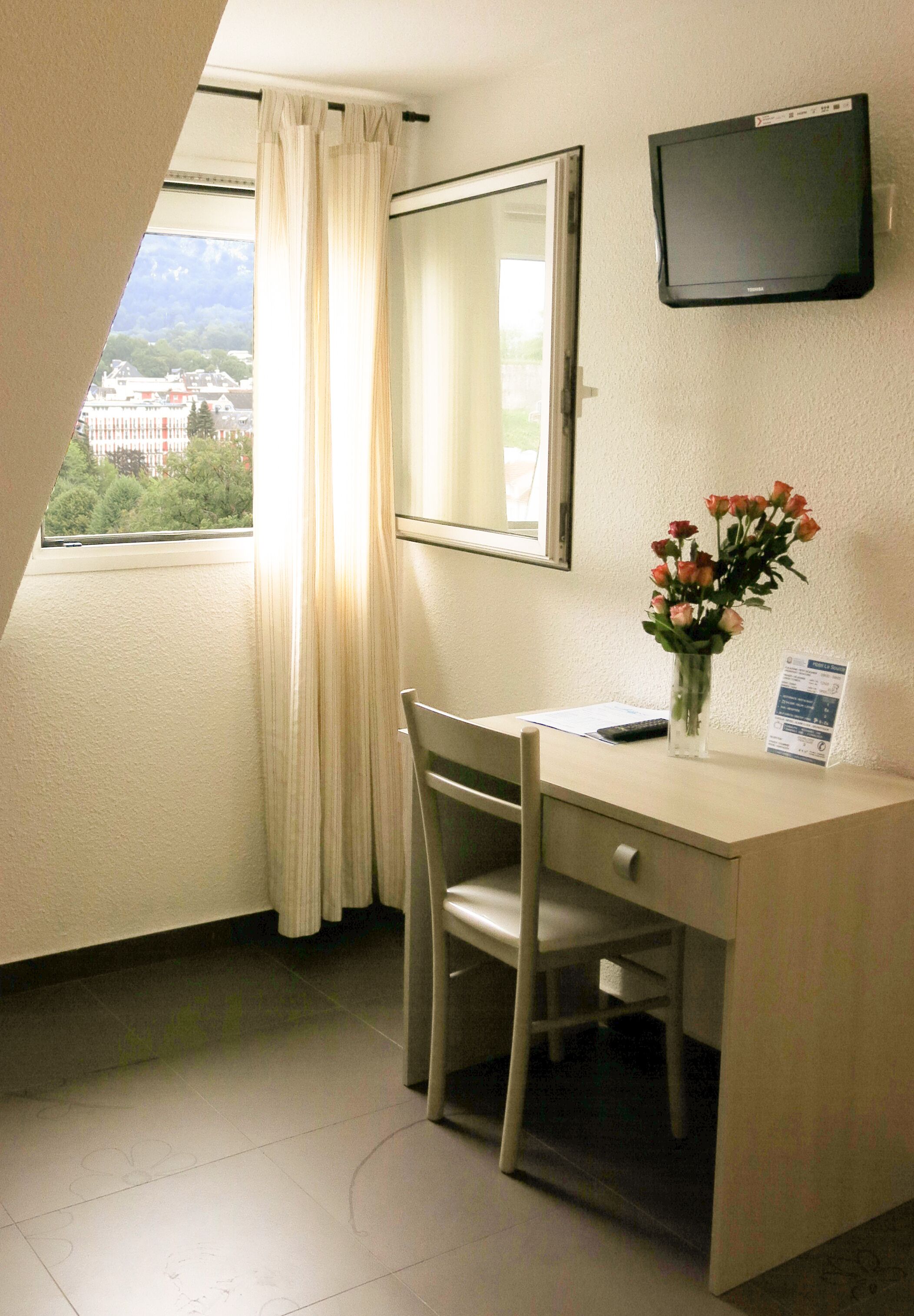 single room | premium bedding, in-room safe, desk, soundproofing