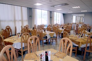 Se sirven desayunos, almuerzos y cenas; cocina italiana