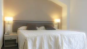 Chambre de base double | Literie de qualité, coffre-fort, bureau, système d’insonorisation