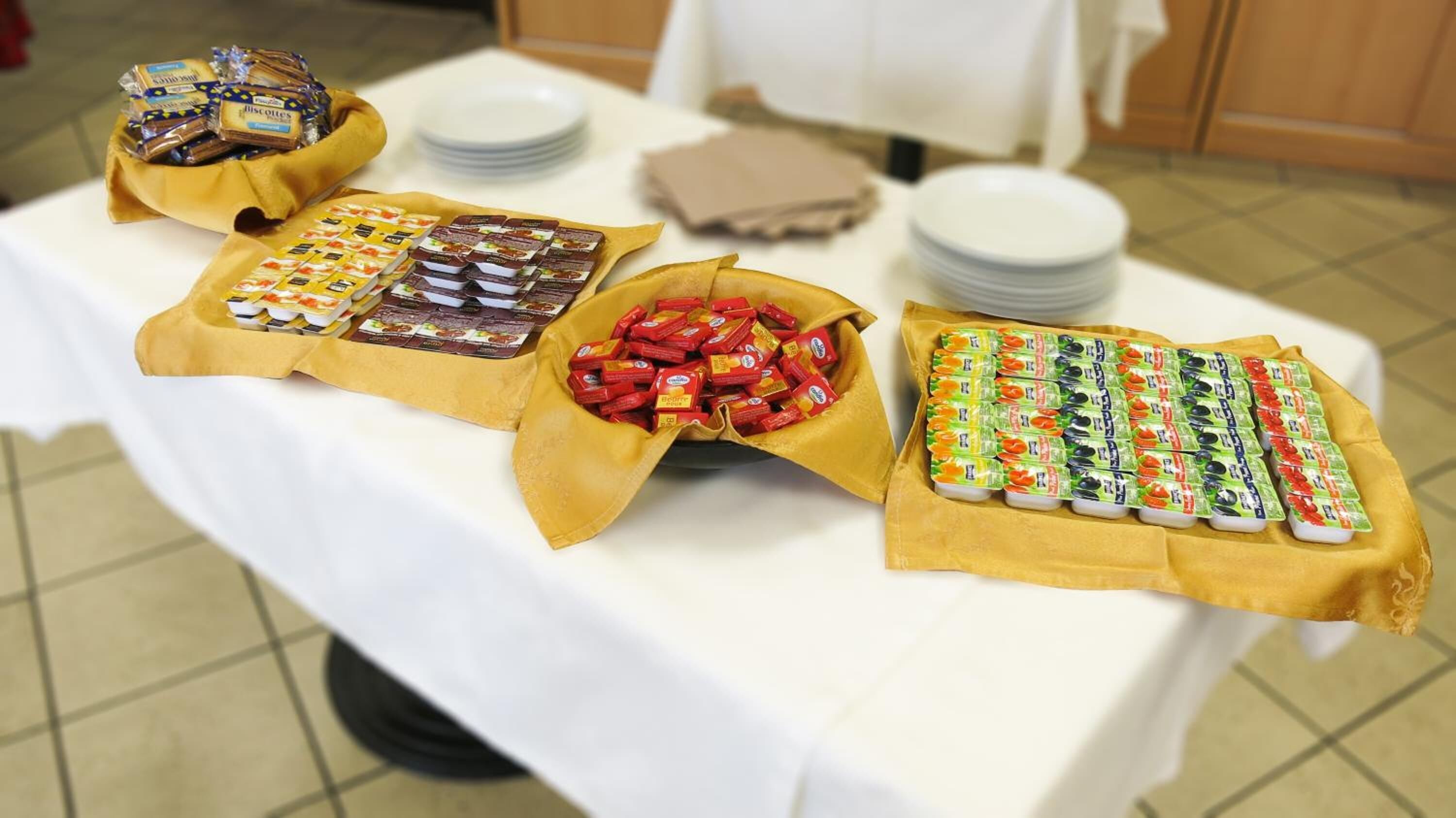 breakfast, lunch, dinner served; italian cuisine