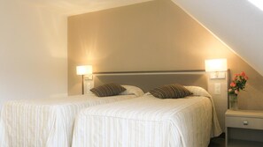 Ropa de cama de alta calidad y caja de seguridad en la habitación 