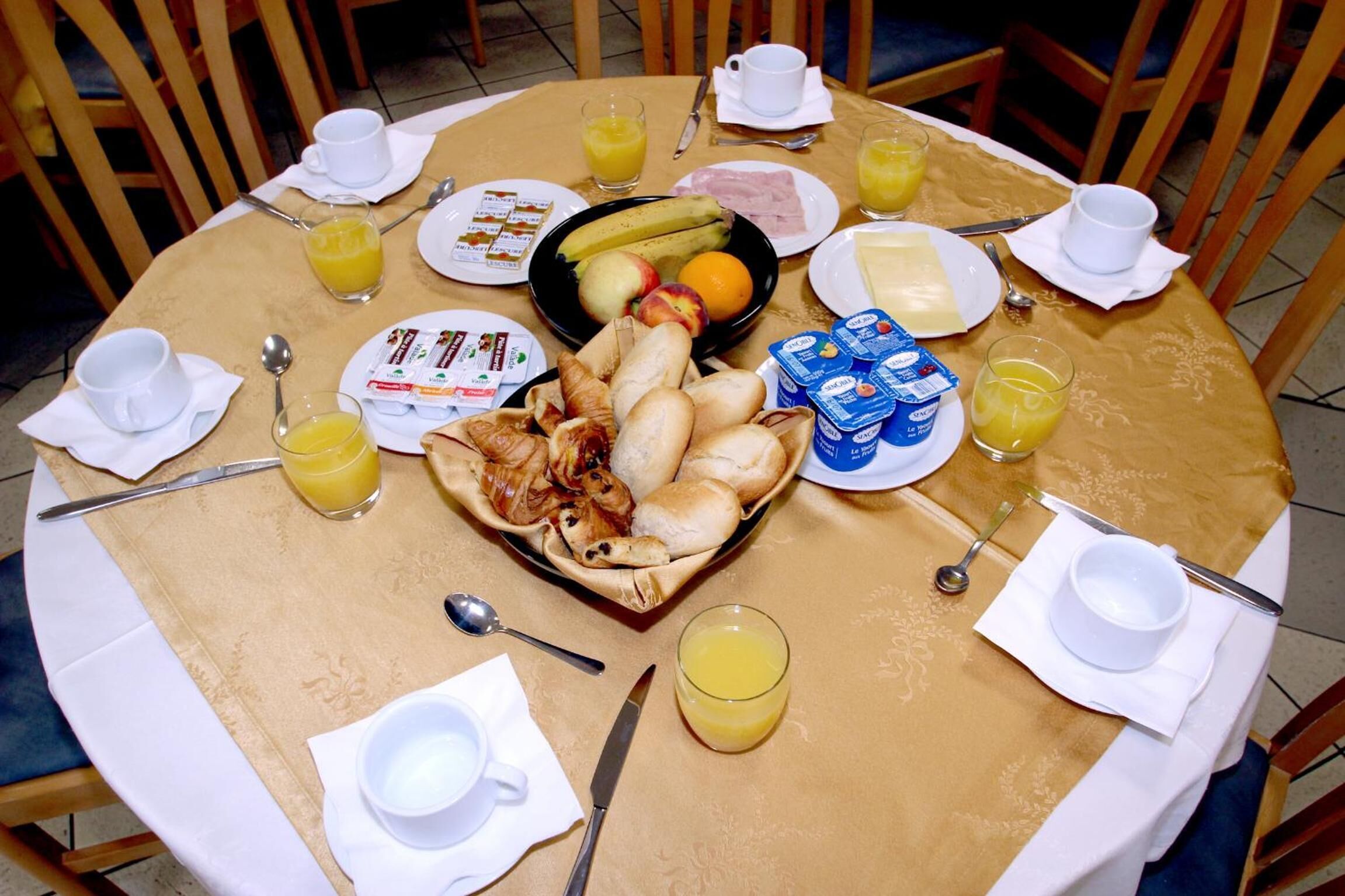 breakfast, lunch, dinner served; italian cuisine