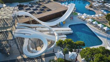 Una piscina techada, 7 piscinas al aire libre, sombrillas