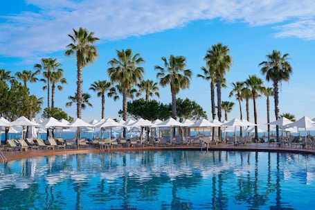 Una piscina techada, 7 piscinas al aire libre, sombrillas