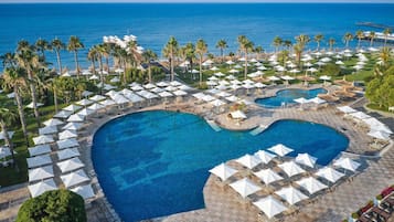 Innenpool, 7 Außenpools, Sonnenschirme, Liegestühle