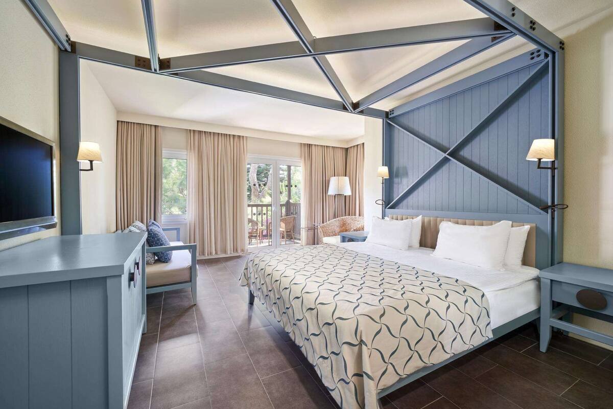 1 bedroom, hypo-allergenic bedding, free minibar, in-room safe