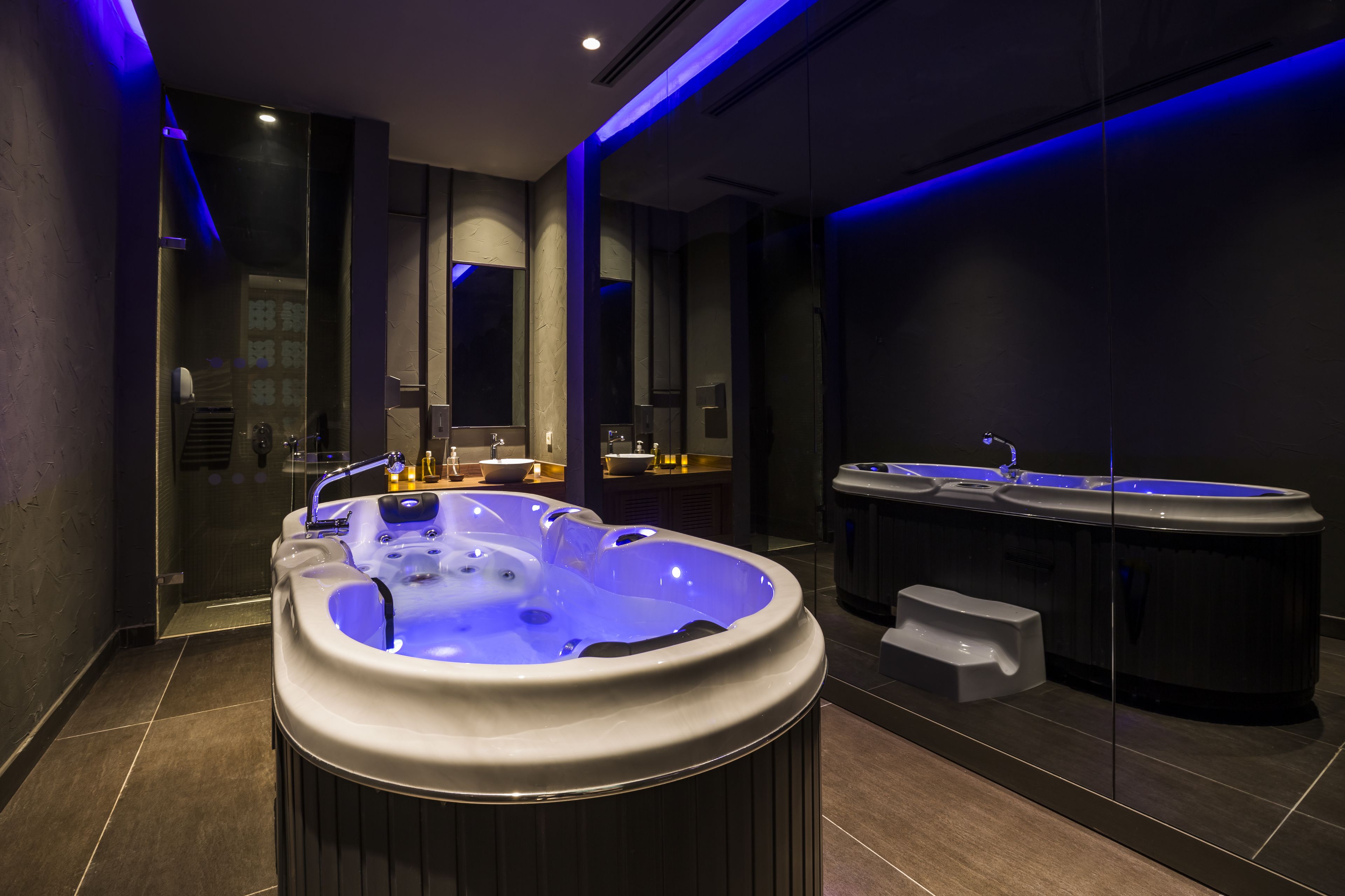 sauna, steam room, turkish bath/hammam, body treatments, facials