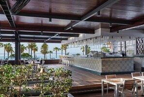8 restaurantes; se sirven desayunos, almuerzos y cocina internacional 