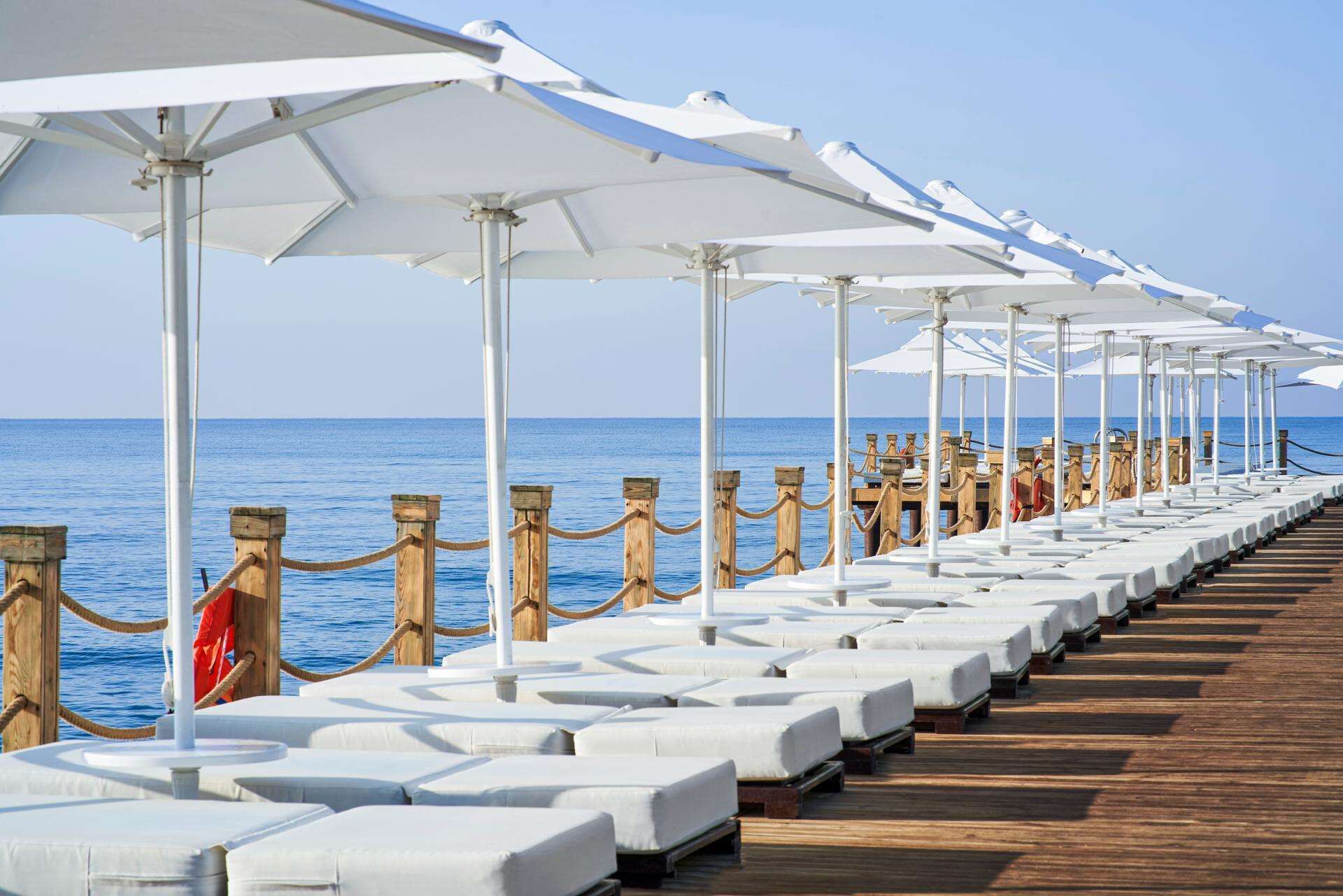 Plage privée, chaises longues, parasols, serviettes de plage