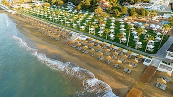 Praia particular, espreguiçadeiras, guarda-sóis, toalhas de praia