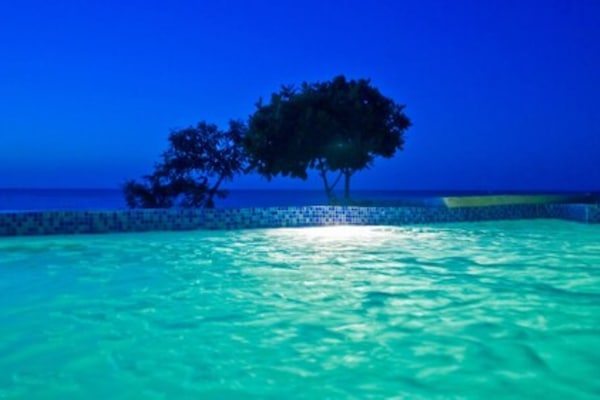 2 piscine all'aperto, ombrelloni da piscina, lettini