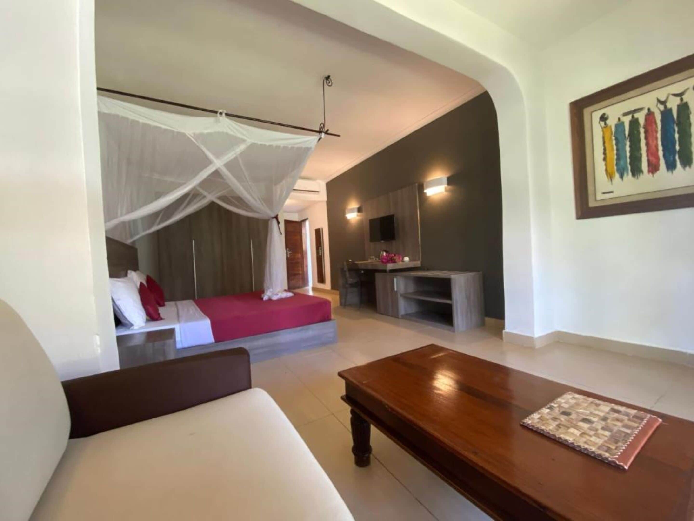 triple room | 1 bedroom, free minibar items, in-room safe, desk