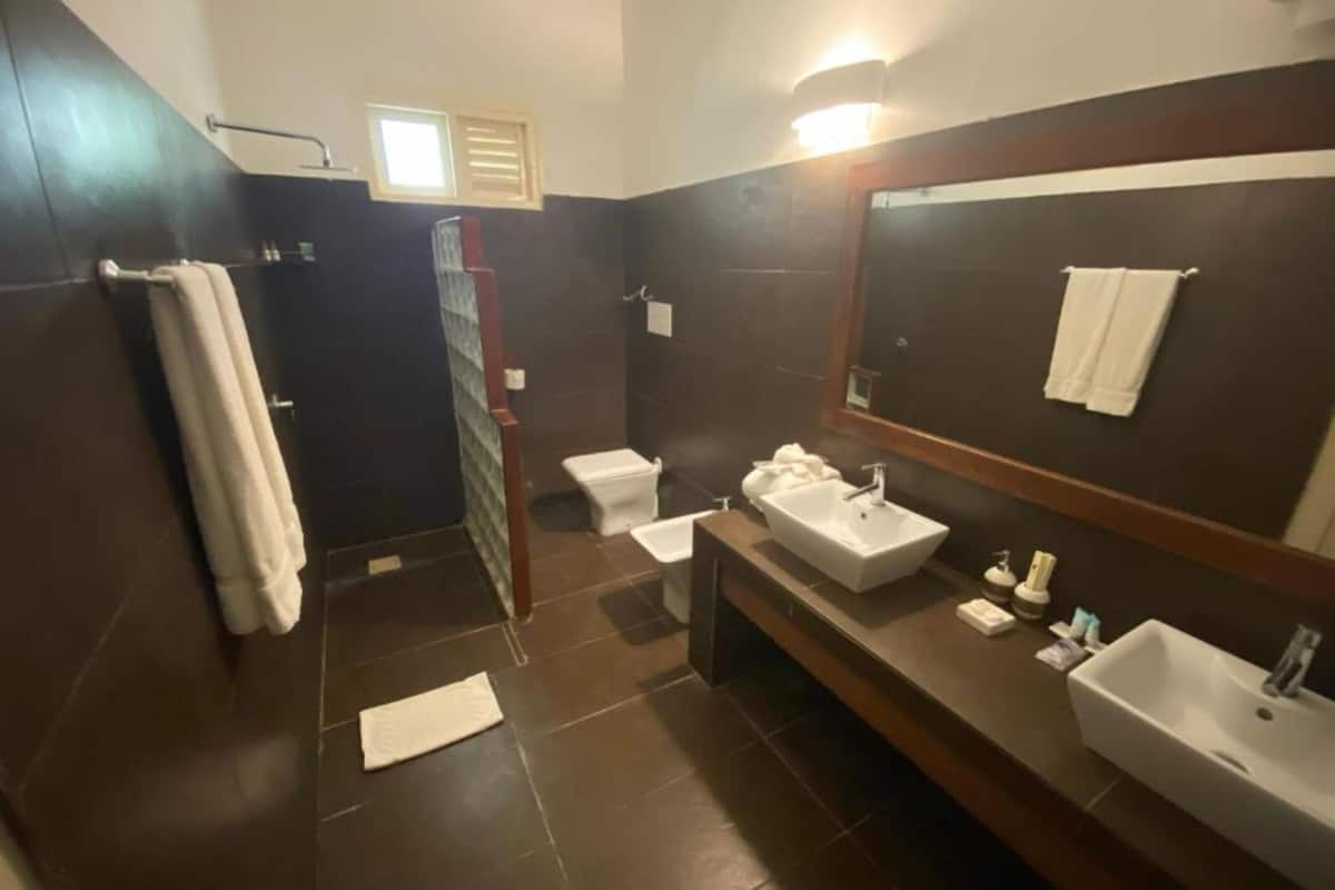 Family Villa | Bathroom | Shower, free toiletries, hair dryer, towels