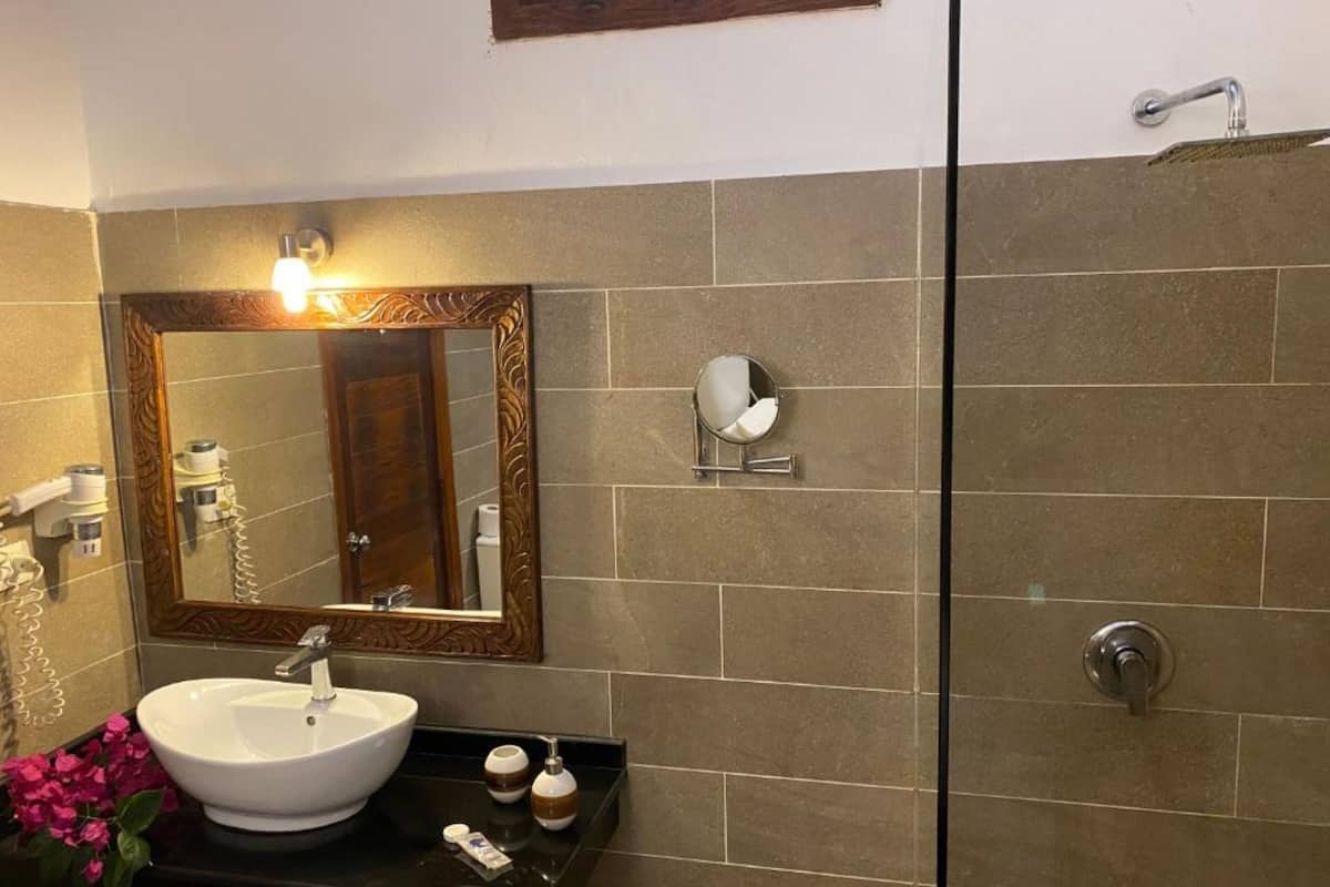 Quadruple Room, Ocean View | Bathroom | Shower, free toiletries, hair dryer, towels