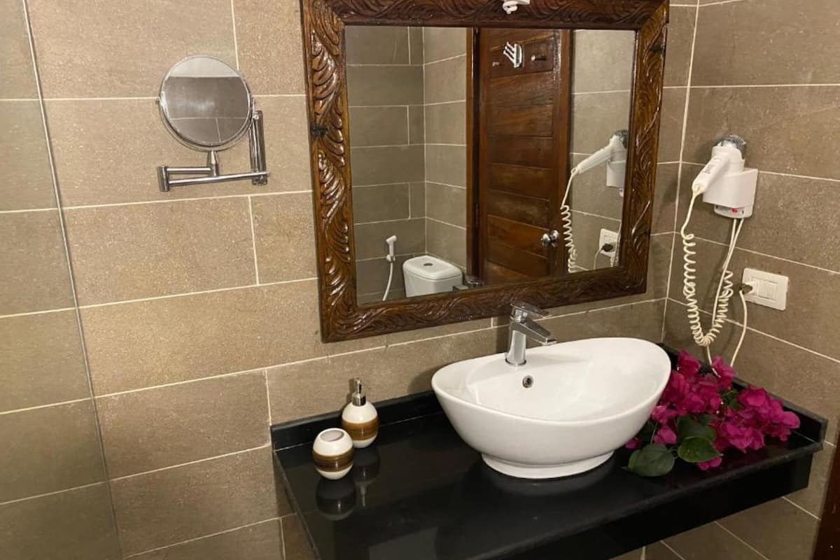 Triple Room | Bathroom | Shower, free toiletries, hair dryer, towels