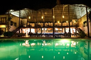 2 piscinas al aire libre, sombrillas, tumbonas