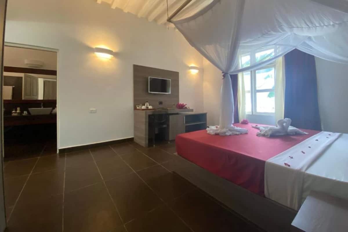 Family Villa | Free minibar items, in-room safe, desk, laptop workspace