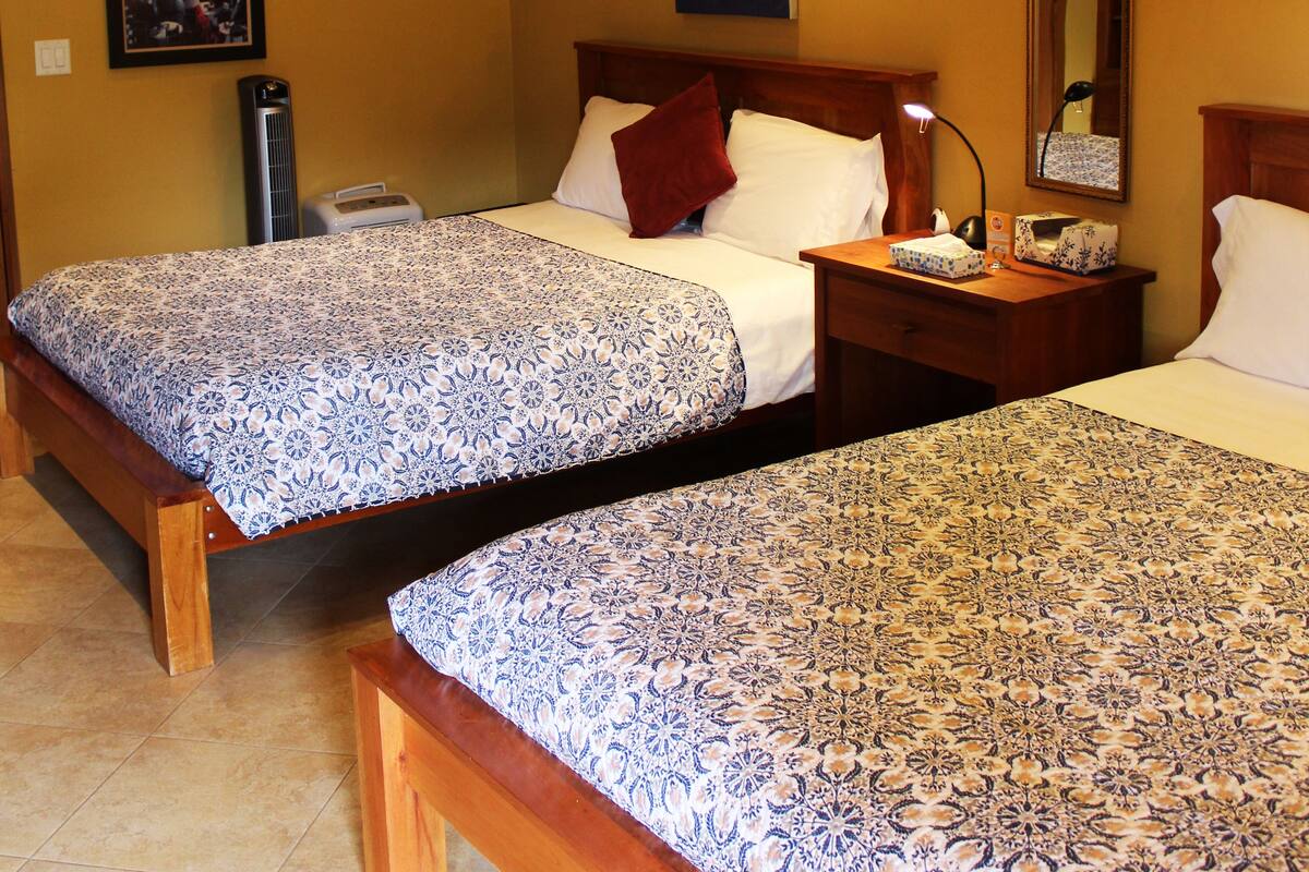 Habitación familiar doble de uso individual, 2 camas de matrimonio, bañera, vistas a la montaña | Colchones viscoelásticos, caja fuerte, escritorio