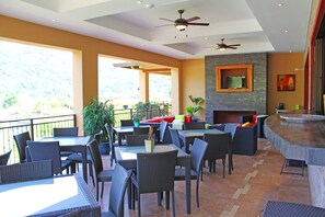 Free daily full breakfast  - Casa de Montaña Bed & Breakfast (Los Naranjos)