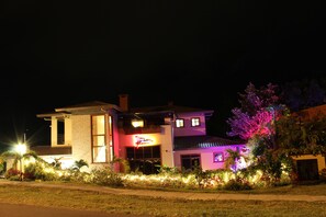 Fachada del alojamiento - Noche