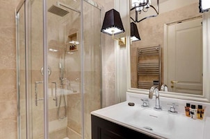 Douche, articles de toilette gratuits, sèche-cheveux, peignoirs
