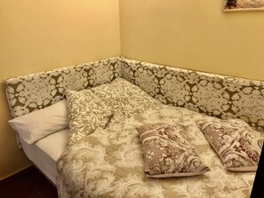 أغطية فراش متميزة وميني بار ومكواة/لوح كي وواي فاي مجانًا