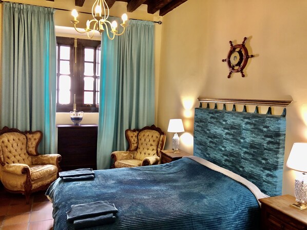 جناح إستديو مميز | أغطية فراش متميزة وميني بار ومكواة/لوح كي وواي فاي مجانًا