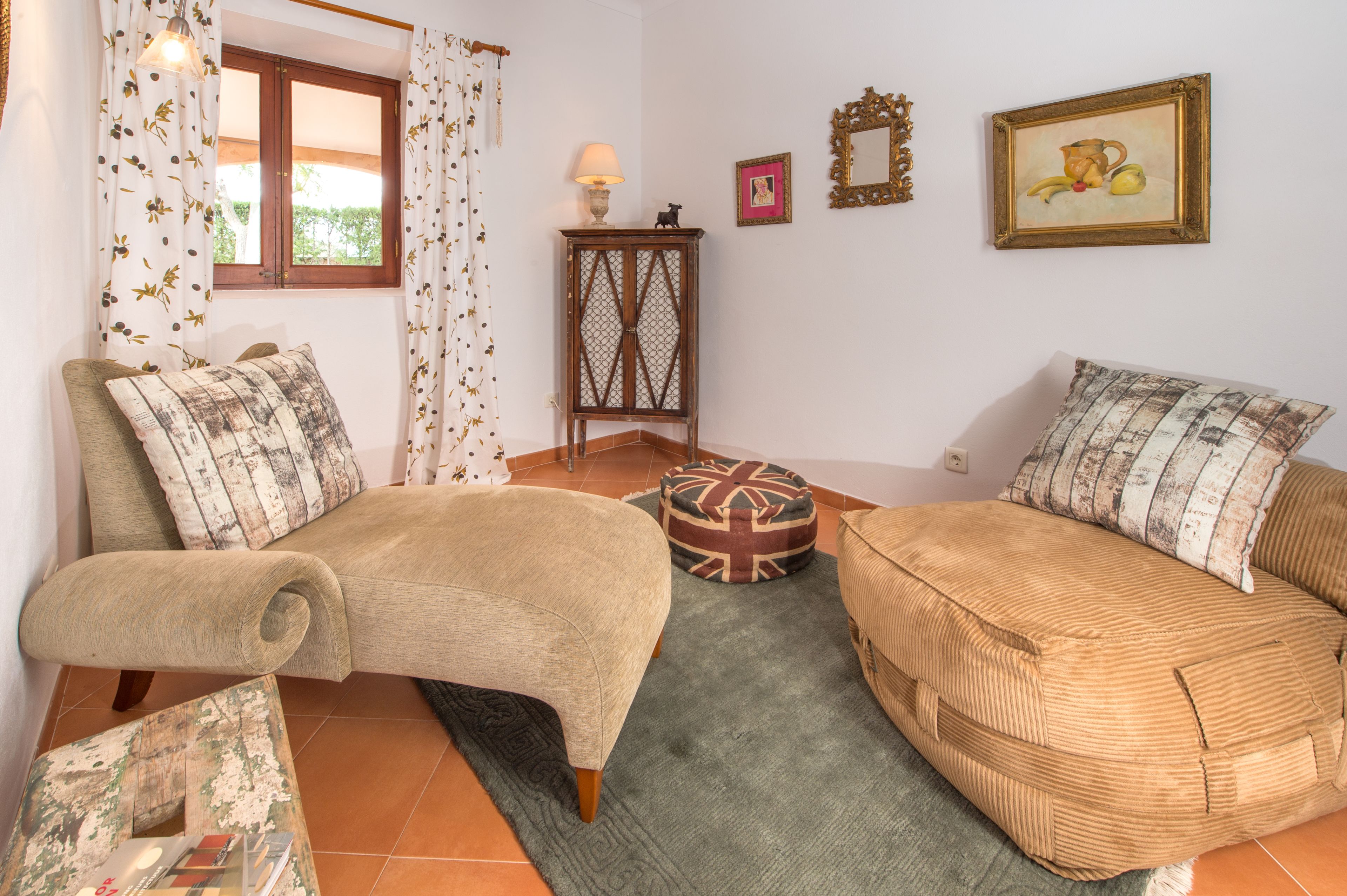 A living room with two sofas, a patterned rug, a small table, and a lamp.
