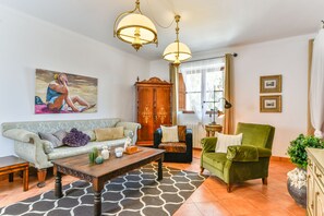 Suite (Tramuntana) | Sala de estar | Una televisión de pantalla plana