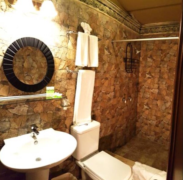 Bathroom - Days Inn Hotel Zona Viva Guatemala City (Guatemala City)