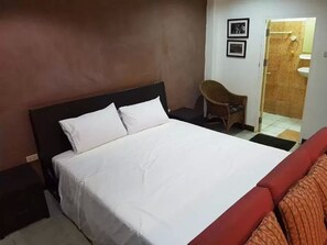 客房内保险箱、办公桌、免费 WiFi