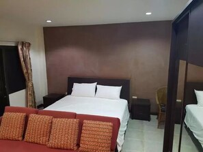 セーフティボックス (室内)、デスク、WiFi (無料)