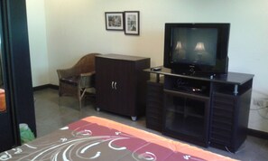 スタンダード ルーム キングベッド 1 台 | セーフティボックス (室内)、デスク、WiFi (無料)