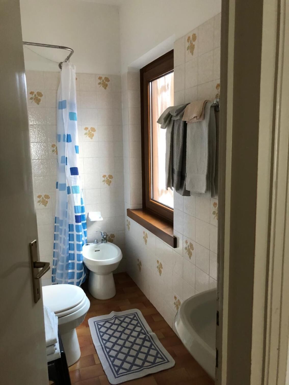 shower, free toiletries, hair dryer, bidet