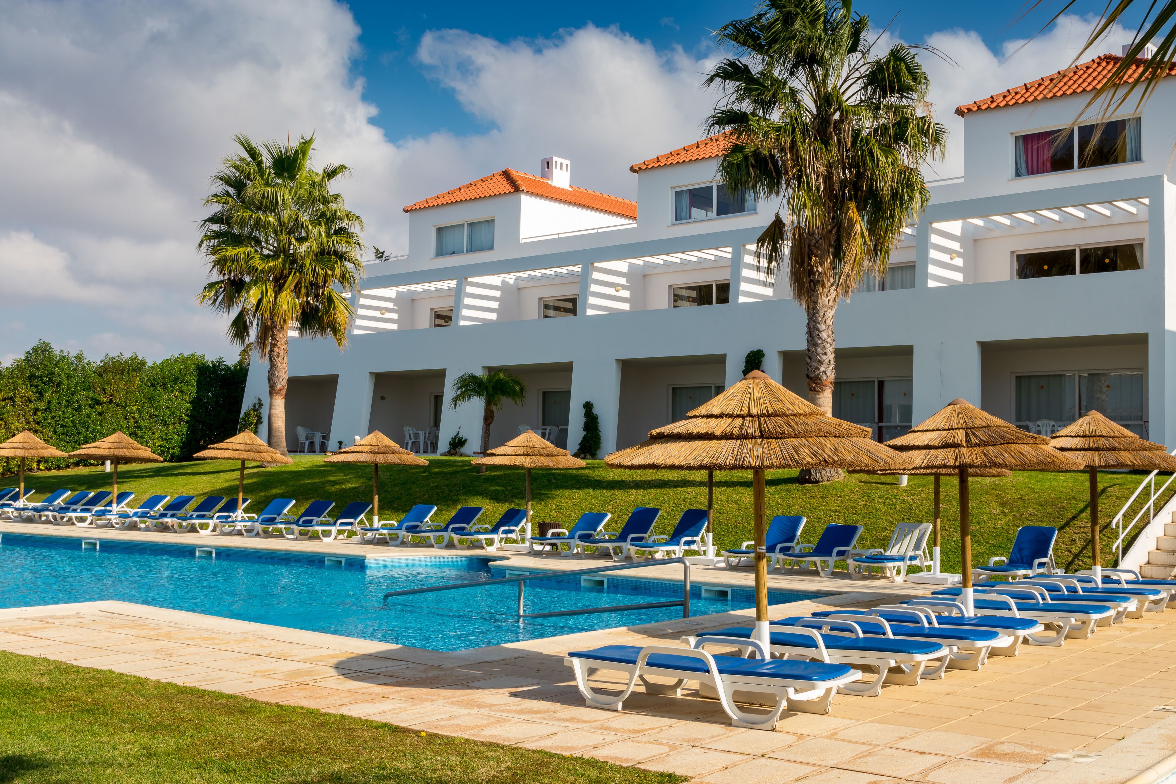 Hồ bơi trong nhà, hồ bơi ngoài trời, ghế dài tắm nắng 