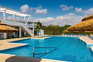 Indoor pool, outdoor pool, sun loungers - Apartamentos Turísticos Pateo Village (Albufeira)