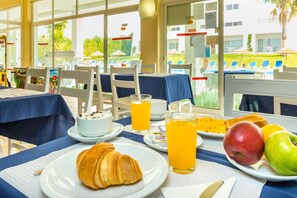 Desayuno (EUR 7.5 por persona)