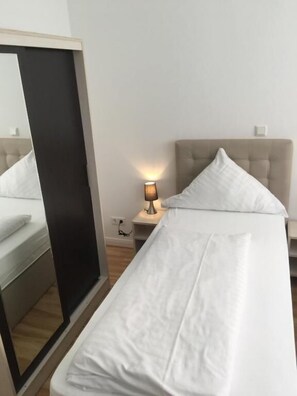 Single Room | Desk, free WiFi, bed sheets - Hotel Central Hannover (Hannover)