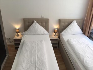 Desk, free WiFi, bed sheets - Hotel Central Hannover (Hannover)