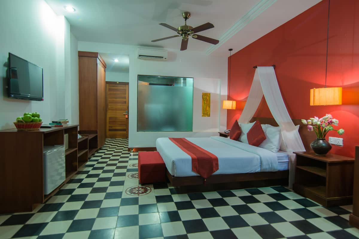 Deluxe Double Room, Balcony | In-room safe, individually decorated, desk, soundproofing