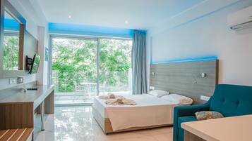 Desk, iron/ironing board, WiFi, bed sheets