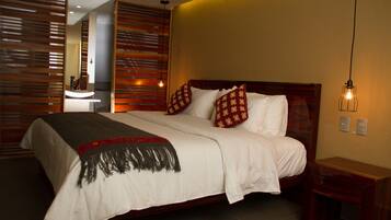 Room, 1 King Bed | Premium bedding, down duvets, desk, iron/ironing board (on request)