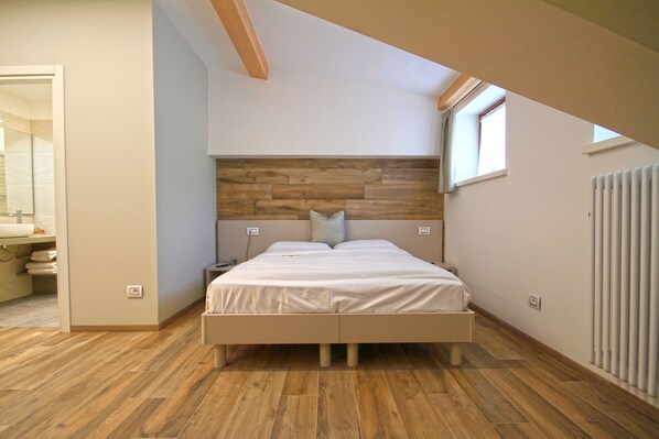 Coffres-forts dans les chambres, bureau, Wi-Fi gratuit, draps fournis